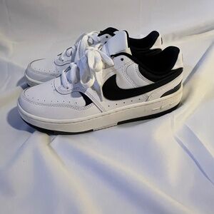 Black and White Nike sz 7